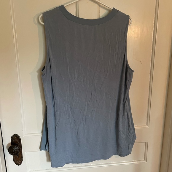 Le Chateau Sleeveless Blouse - Picture 3 of 5